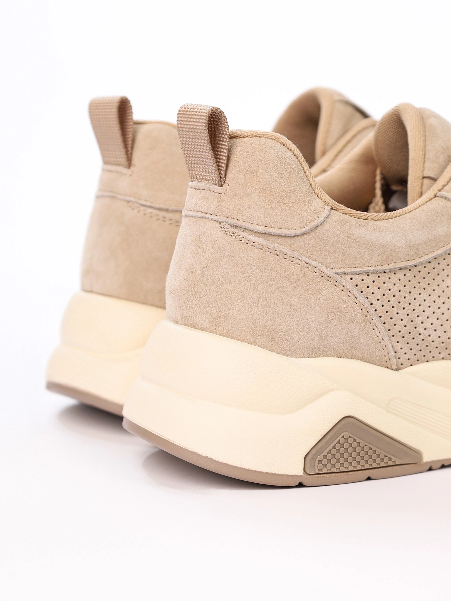 Кроссовки бежевого цвета с перфорацией на средней платформе